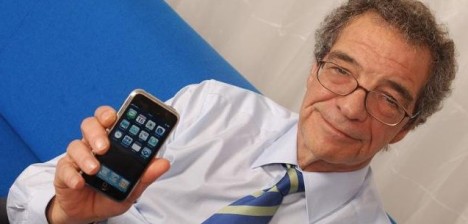 César Alierta con un iphone
