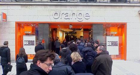 Colas para comprar un iphobe en Francia en una tienda de Orange